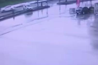 Diyarbakır’da trafik kazası güvenlik kamerasına yansıdı