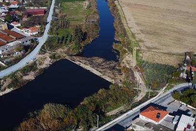 Doğaseverler tarihi taş köprüye dikkat çekti