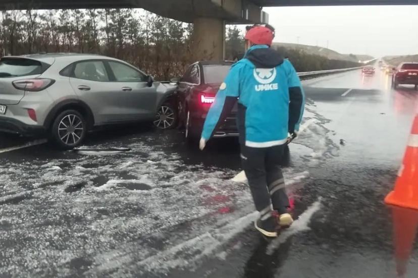 Dolu yağışı zincirleme kazaya neden oldu: 11 yaralı