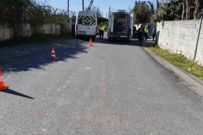 Dörtyol’da öğrenci servisi elektrik direğine çarptı: 4 yaralı