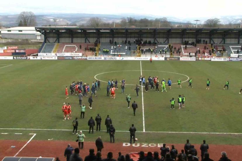 Düzcespor - Sebat Gençlikspor maçı sonrası saha karıştı