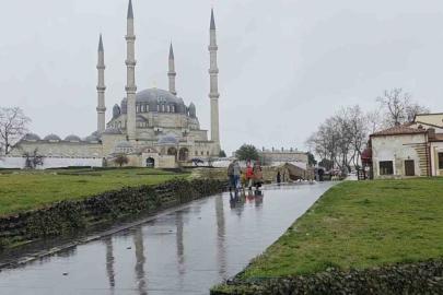 Edirne güne yağmurla uyandı