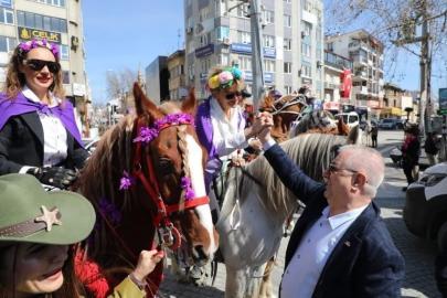 Edremit’te Kadınlar Günü’nde atlı kortej