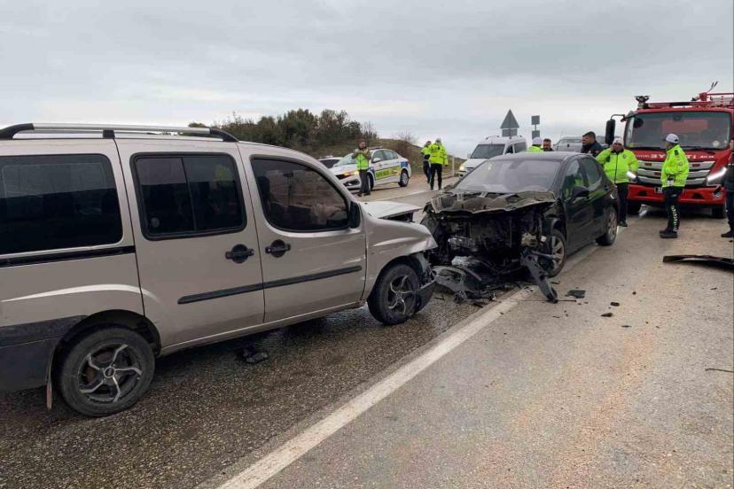 Eğirdir’de 3 aracın karıştığı kazada 8 kişi yaralandı