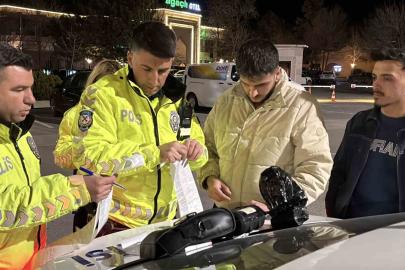 Egzoz patlatırken polise yakalandı, 19 bin 710 lira ceza yiyip arabasından oldu