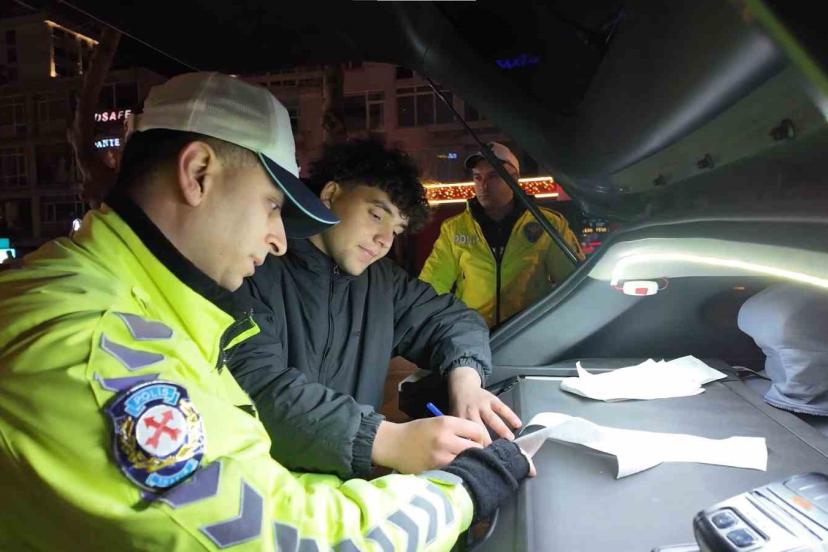 Egzoz sistemi mevzuata aykırı araç 30 gün trafikten men edildi