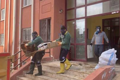 Ekipler gaz maskesiyle girdi iki günde temizledi: Evden 7 kamyonet çöp çıktı