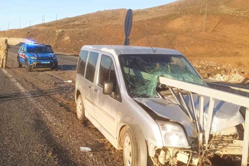 Elazığ araç bariyerlere ok gibi saplandı: 2 yaralı