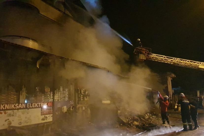 Elektrik malzemesi satan iş yerindeki yangın mahalleliyi sokağa döktü