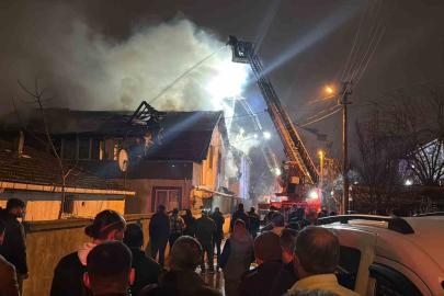 Elektrikli ısıtıcı evi alev alev yaktı: 3 kişi dumandan etkilendi