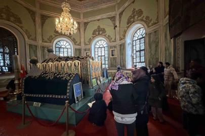 Emirsultan Türbesin’deki sakal-ı şerife ziyaretçi akını