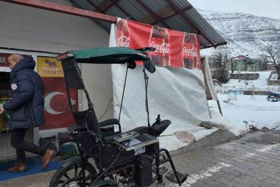 Engelli çocuğu için akülü sandalyeyi arabaya çevirdi