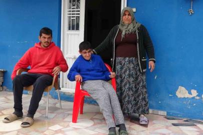 Engelli çocuklarına hem anne hem baba oldu
