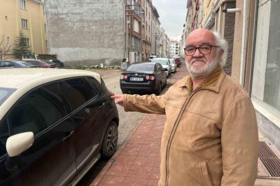 Engelli eşi için evlerinin önündeki sokakta engelli park yeri istiyor