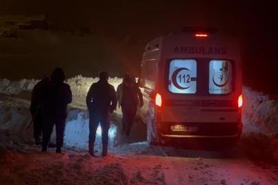 Erzincan’da kardan kapanan köy yolunda zamanla yarış