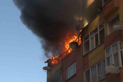 Esenler’de 4 katlı binanın çatısı alev alev yandı
