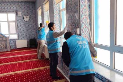 Eskişehir’de öğrenciler camii temizliği gerçekleştirdi