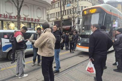 Eskişehir’de tramvayın çarptığı yaşlı adam yaralandı
