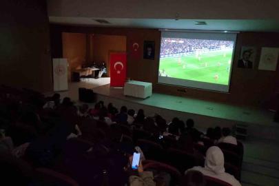 Eskişehirli öğrenciler milli heyecanı omuz omuza yaşadı