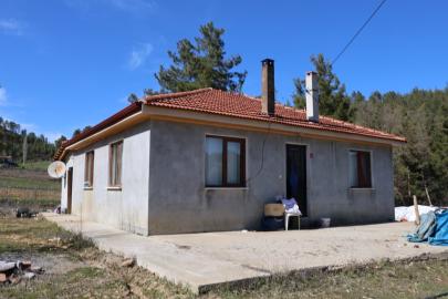 Eşlerin ölümle biten bıçaklı kavgasının ardından olayın yaşandığı ev sessizliğe büründü