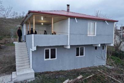 Evi yanan ailenin yaraları sarıldı: Yenilenen ev, bayram hediyesi oldu