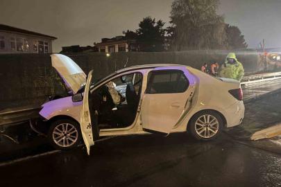 Eyüpsultan’da bir araç bariyerlere girdi: 3 kişi yaralandı