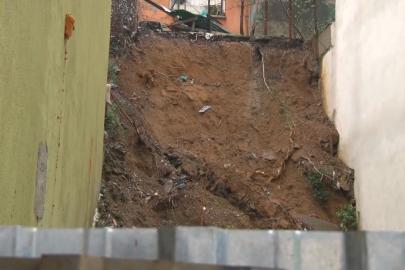 Eyüpsultan’da istinat duvarı çöktü