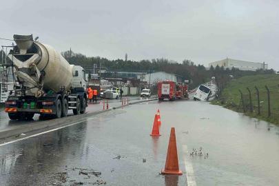 Eyüpsultan’da servis aracı su dolu kanalda yan yattı