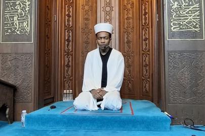 Farklı ülkelerden gelen öğrenciler teravih namazı kıldırıyor