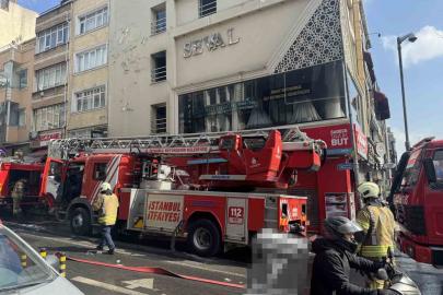 Fatih’te 3 katlı gelinlikçide yangın çıktı, ekmek teknesi yanınca gözyaşlarına boğuldu