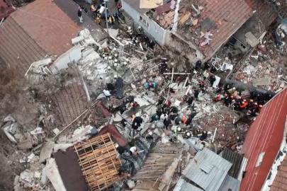 Fatih’te bitişik halde bulunan 2 gece kondu çöktü