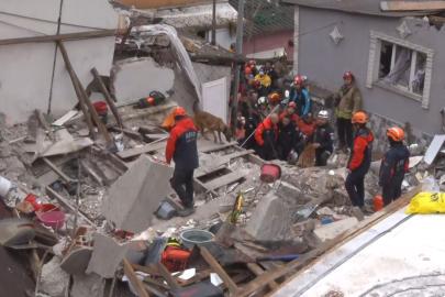 Fatih’te çöken binada enkaz altında kalanları kurtarma çalışmasına köpeklerde katıldı