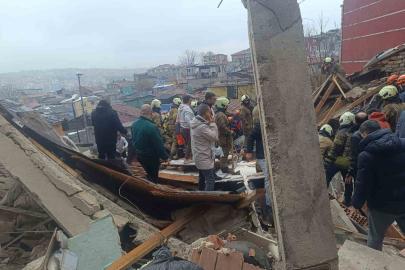 Fatih’te çöken binada enkaz altında kalanların kurtarılma anı kamerada