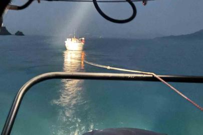 Fethiye’de makine arızası nedeniyle sürüklenen tekne kurtarıldı