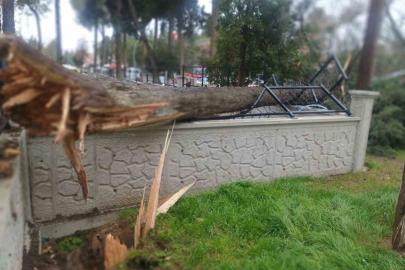 Fırtına Tavas’ta hayatı felç etti