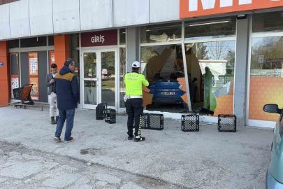 Fren yapmak yerine gaza basan otomobil süpermarkete girdi