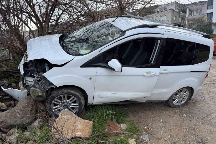 Freni boşalan hafif ticari araç ağaca çarptı: 1 yaralı
