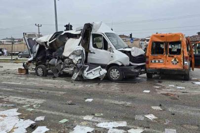 Freni patlayan tır dehşet saçtı: Öğrenci servisi dahil 7 araç birbirine girdi, 18 yaralı