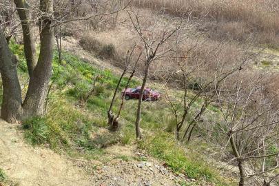 Frenine bakmak için indi, aracı gözlerinin önünde şarampole yuvarlandı