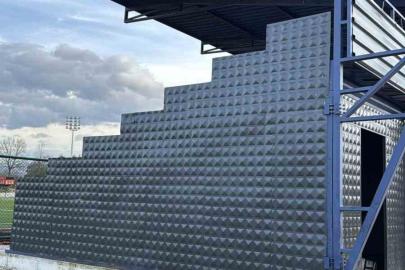 Futbol sahasına malzeme deposu