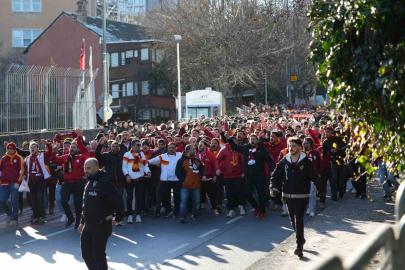 Galatasaray taraftarı, Dolmabahçe’ye geldi