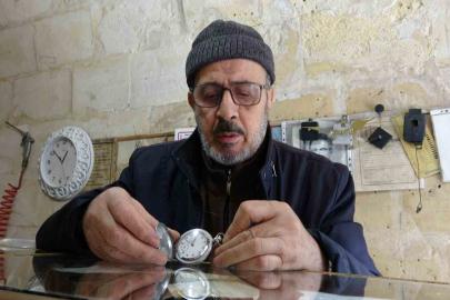 Gaziantepli 74 yaşındaki saat ustası 65 yıldır zamana ayar veriyor