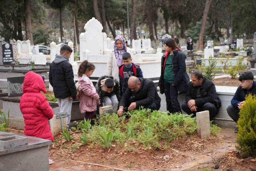 Gaziantep’te bayram öncesi mezarlıklarda ziyaretçi yoğunluğu
