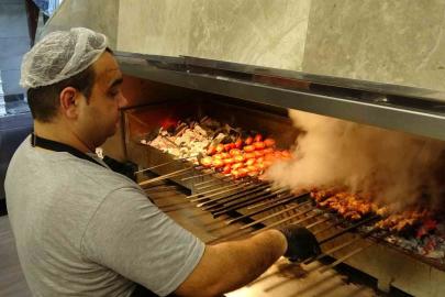 Gaziantep’te kebapçılar iftarda dolup taşıyor