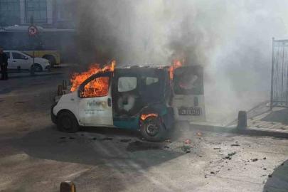 Gaziosmanpaşa’da park halindeki araç alev alev yandı