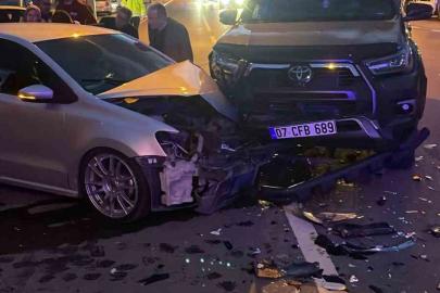 Gazipaşa’da kavşakta otomobille kamyonet çarpıştı: 1’i ağır 5 yaralı