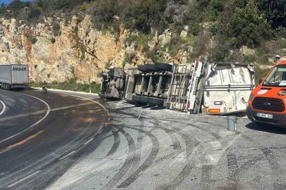 Gazipaşa’da muz yüklü tır devrildi