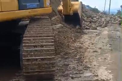 Gemlik-Mudanya yolu heyelan sebebiyle kapandı