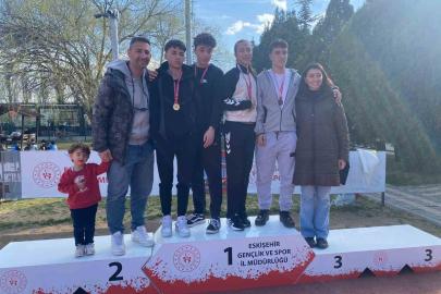 Genç atletler pistte kozlarını paylaştı