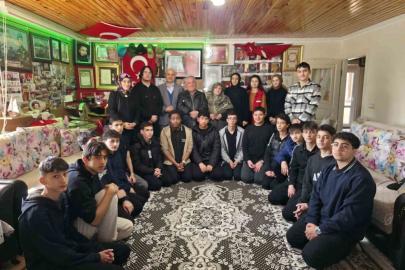 Gençler bayram öncesi şehit ailelerini ziyaret etti